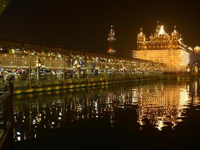 An illuminated Golden Temple on the eve of Diwali, in Amritsar. (Sameer Sehgal/HT Photo)