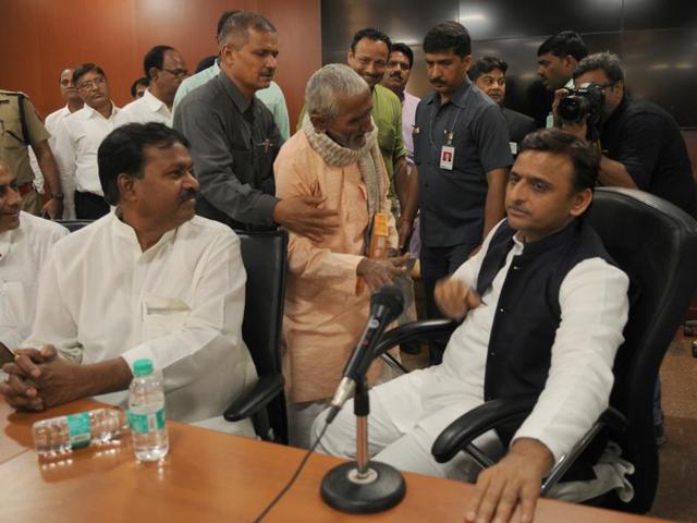 Chief minister Akhilesh Yadav met SP party workers in Saifai on Sunday.(HT Photo)