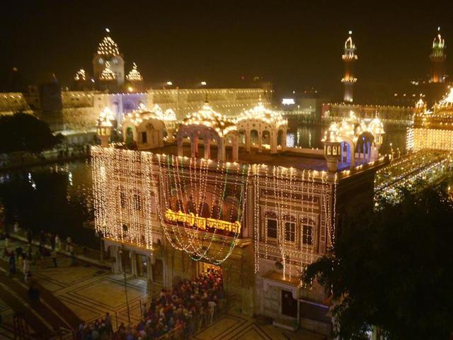 An illuminated Golden Temple complex on the eve of Diwali, in Amritsar on Saturday. (Sameer Sehgal/HT Photo)