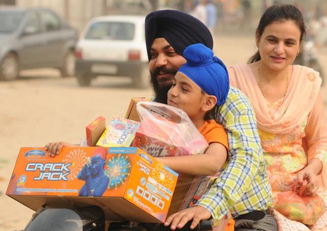 Diwali eve shopping in Jalandhar. (Pardeep Pandit/HT Photo)