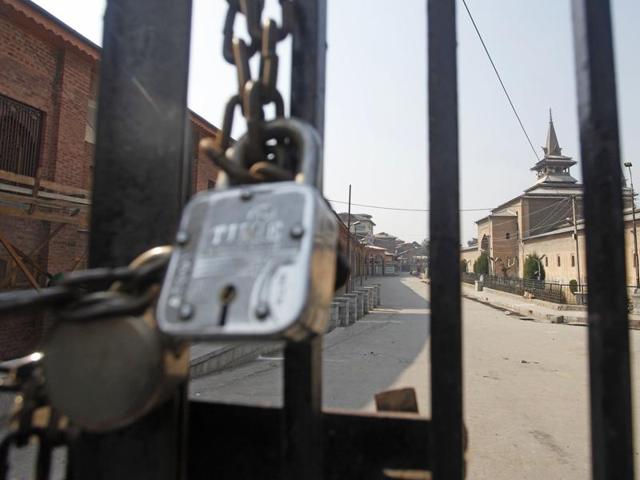 A paramilitary soldier patrols in front of the Jamia Mosque during curfew, in downtown area of Srinagar. (Waseem Andrabi/HT File Photo) A paramilitary soldier patrols in front of the Jamia Mosque during curfew, in downtown area of Srinagar. (Waseem Andrabi/HT File Photo)