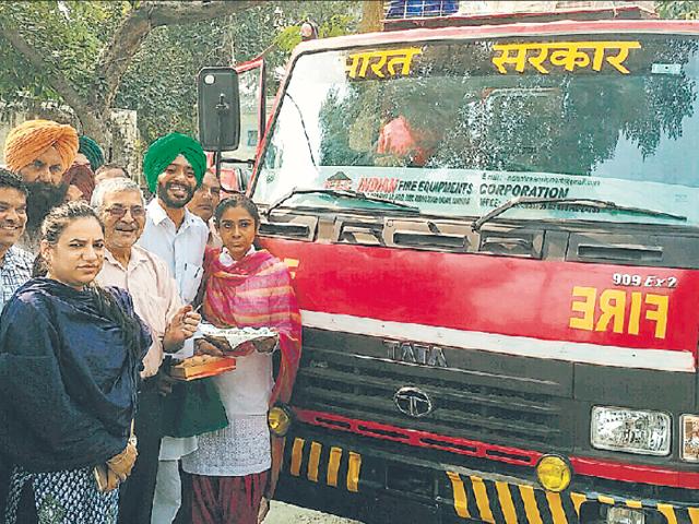 Patiala MP Dr Dharamvira Gandhi handing over the fire tender to MC officials in Nabha on Saturday. (HT Photo) Patiala MP Dr Dharamvira Gandhi handing over the fire tender to MC officials in Nabha on Saturday. (HT Photo)