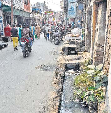 Residents claim that poor sanitary conditions, especially filthy drains in front of markets, are causing health problems. (Sant Arora/HT Photo) Residents claim that poor sanitary conditions, especially filthy drains in front of markets, are causing health problems. (Sant Arora/HT Photo)