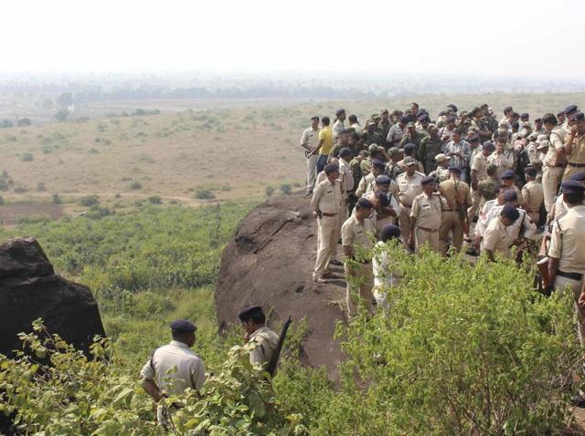 Policemen at the site where eight suspected SIMI members were killed in an encounter in Madhya Pradesh on Monday.(PTI Photo) Policemen at the site where eight suspected SIMI members were killed in an encounter in Madhya Pradesh on Monday.(PTI Photo)