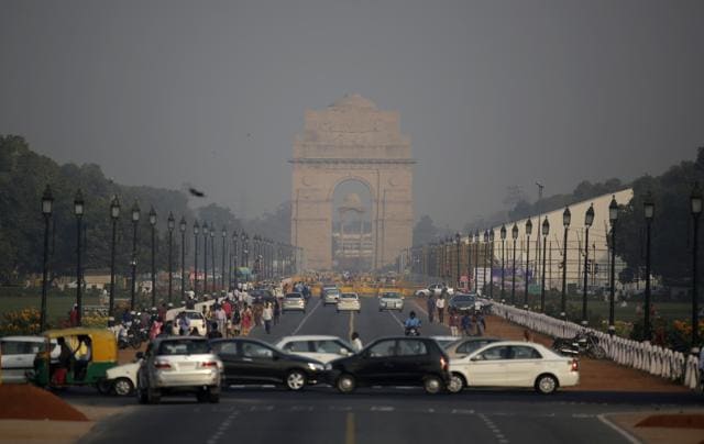 Air pollution the morning after Diwali in Connaught Place, New Delhi(Sonu Mehta/HT PHOTO)