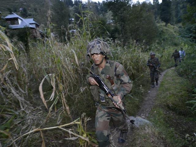 Indian Army soldiers move to a forward post on the LOC near the India-Pakistan LOC in Shaujian area near Poonch.(Gurinder Osan/HT File Photo) Indian Army soldiers move to a forward post on the LOC near the India-Pakistan LOC in Shaujian area near Poonch.(Gurinder Osan/HT File Photo)
