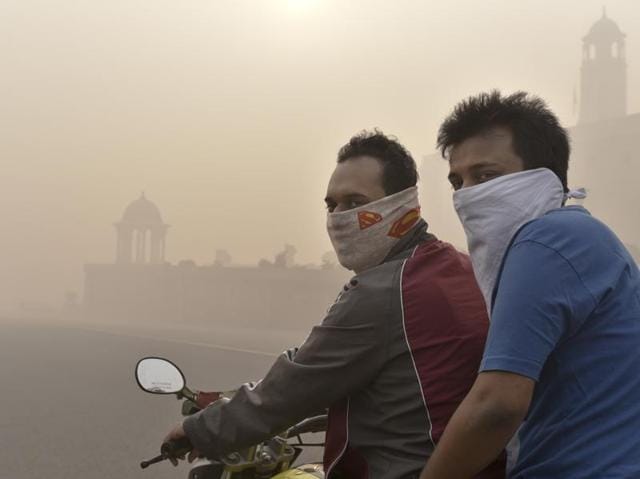 Smog near Vijay Chowk on the morning after Diwali celebrations in New Delhi. (Arvind Yadav/HT Photo) 