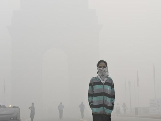 Smog covered India Gate is barely visible the morning after Diwali. (Arvind Yadav/HT Photo) 