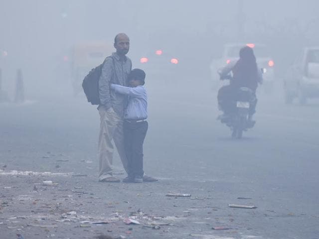 School boy waits at the bus stop on smoggy morning in New Delhi a day after Diwali celebrations. (Ravi Choudhary/HT Photo) 