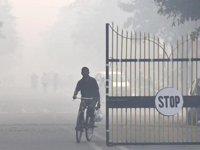 A blanket of haze and smog enveloped Delhi on Monday morning in New Delhi. (Ajay Aggarwal/HT Photo) 
