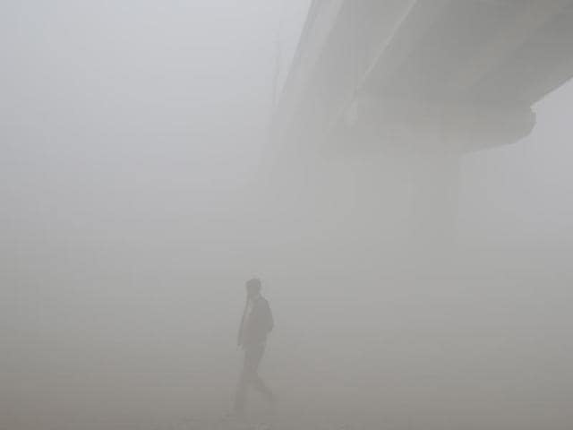 Thick smog reduced visibility down to a few metres on Monday morning a day after Diwali in New Delhi. (Ravi Choudhary/HT Photo) 