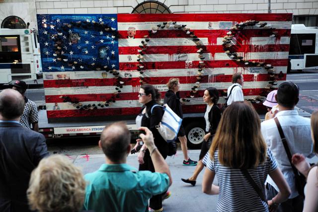 People walks past an art instillation by David Datuna called ‘Make America Stronger Together’ which is displayed near the Trump Tower in New York on October 18, 2016. (AFP Photo) People walks past an art instillation by David Datuna called ‘Make America Stronger Together’ which is displayed near the Trump Tower in New York on October 18, 2016. (AFP Photo)