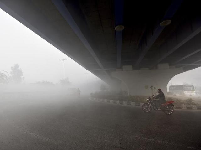 Smoggy morning after Diwali festival celebration near Mayur Vihar Phase-1 in New Delhi. (Virendra Singh Gosain/HT PHOTO) 