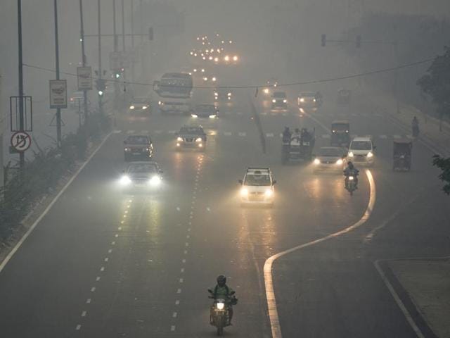 Smog envelops NH-24 the morning after Diwali celebration in New Delhi. (Virendra Singh Gosain/HT PHOTO) 