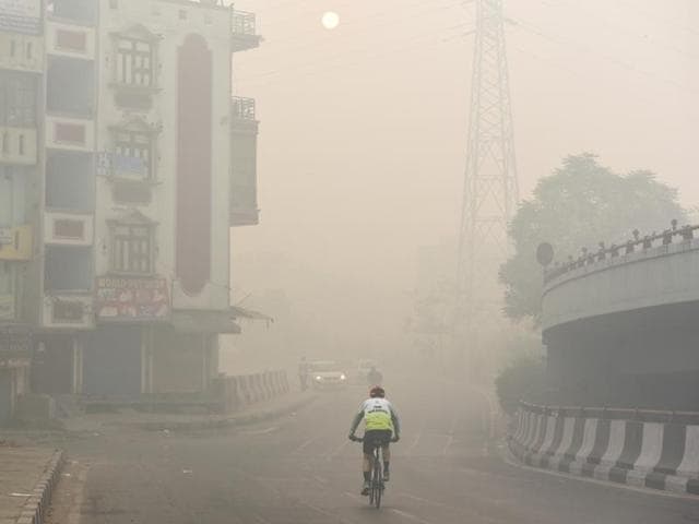 Smog near Akshardham temple in New Delhi. (Virendra Singh Gosain/HT Photo) 