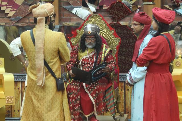 Swamiji is made the king and his views do not work well with Nitibha. (Colors) Swamiji is made the king and his views do not work well with Nitibha. (Colors)