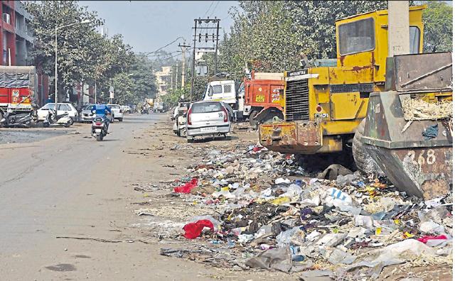 Residents complained of poor sanitation conditions in their area. (Sant Arora/HT) Residents complained of poor sanitation conditions in their area. (Sant Arora/HT)