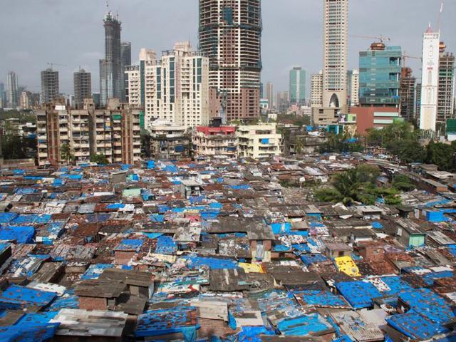 More than 55% of Mumbai’s population lives in slums and all political parties see these residents as a major vote bank ahead of polls.(Hindustan Times)