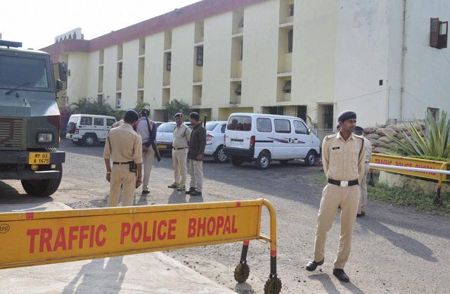 Police personnel guarding outside Bhopal Central Jail after 8 SIMI members escaped in Bhopal. (File photo)