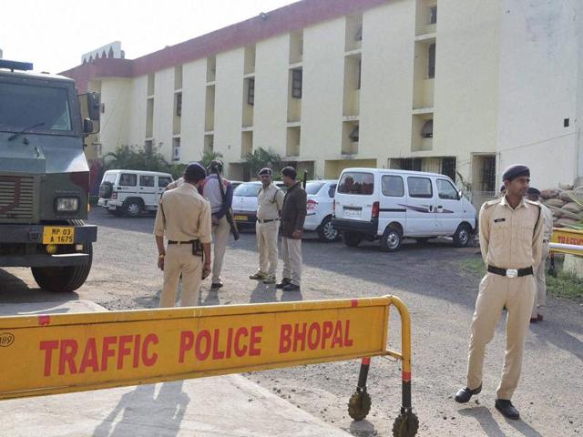 Police personnel guarding outside Bhopal Central Jail after 8 SIMI members escaped on Monday in Bhopal. The STF killed them in an encounter later.(PTI)