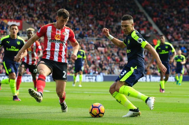 Sunderland's English defender Billy Jones (L) tries to block a cross from Arsenal's English defender Kieran Gibbs (R) during the English Premier League football match. (AFP Photo)