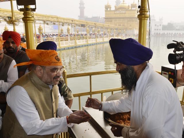 Amit Shah taking parshad at Golden Temple in Amritsar on Tuesday. (Sameer Sehgal/HT Photo)