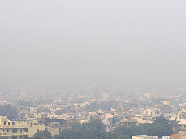 Experts said that the use of firecrackers on Diwali was not the only reason for the alarming rate of air pollution. (Sunil Ghosh/HT) Experts said that the use of firecrackers on Diwali was not the only reason for the alarming rate of air pollution. (Sunil Ghosh/HT)