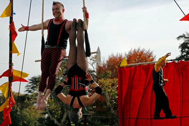 Performers rehearse on the South Lawn before helping US President Barack Obama entertain Halloween revelers at the White House in Washington, DC. (Reuters Photo) 