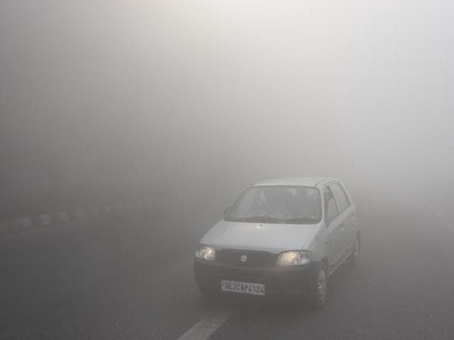Thick smog enveloped Delhi on October 31, 2016, following the festival of Diwali.(PTI) Thick smog enveloped Delhi on October 31, 2016, following the festival of Diwali.(PTI)