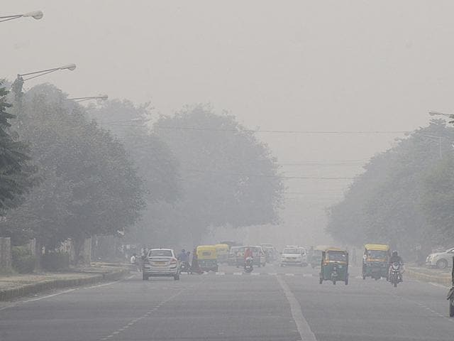 According to the Central Pollution Control Board (CPCB) data, which is being provided by the HSPCB, initial data on Monday showed that the PM2.5 level was 223 µg/m³. The permissible limit is 60µg/m³.(Parveen Kumat/HT) According to the Central Pollution Control Board (CPCB) data, which is being provided by the HSPCB, initial data on Monday showed that the PM2.5 level was 223 µg/m³. The permissible limit is 60µg/m³.(Parveen Kumat/HT)
