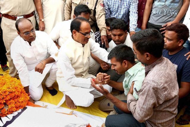 Madhya Pradesh Chief Minister Shivraj Singh Chouhan consoles the of family of Ramashankar Yadav, a Bhopal jail official who was killed by alleged activists of the Students Islamic Movement of India. (PTI) Madhya Pradesh Chief Minister Shivraj Singh Chouhan consoles the of family of Ramashankar Yadav, a Bhopal jail official who was killed by alleged activists of the Students Islamic Movement of India. (PTI)