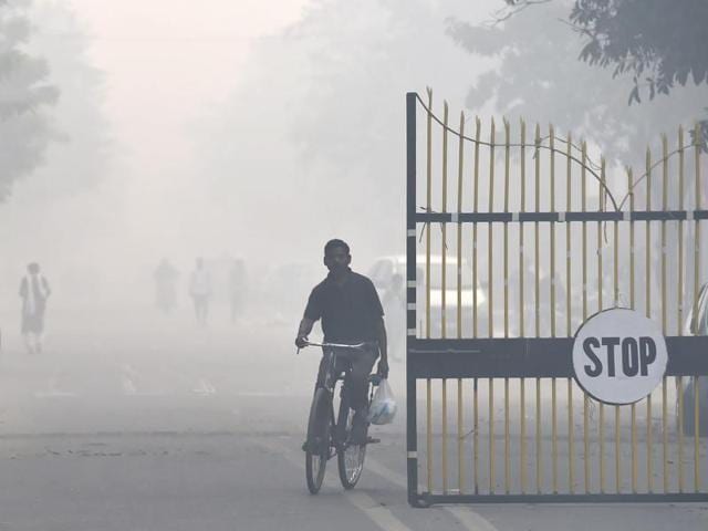 A blanket of smog enveloped Delhi on Monday morning, a day after Diwali. (Ajay Aggarwal/ HT photo) A blanket of smog enveloped Delhi on Monday morning, a day after Diwali. (Ajay Aggarwal/ HT photo)