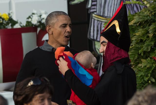 US President Barack Obama hands out treats on the South Lawn of the White House. (AFP Photo) 