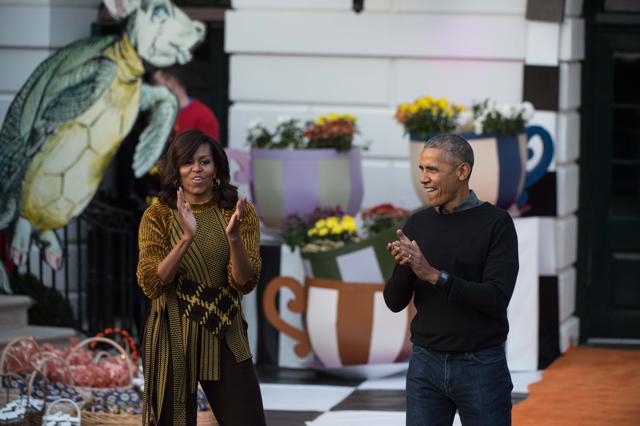 The Obamas applaud after watching children perform Michael Jackson'n Thriller. (AFP Photo) 