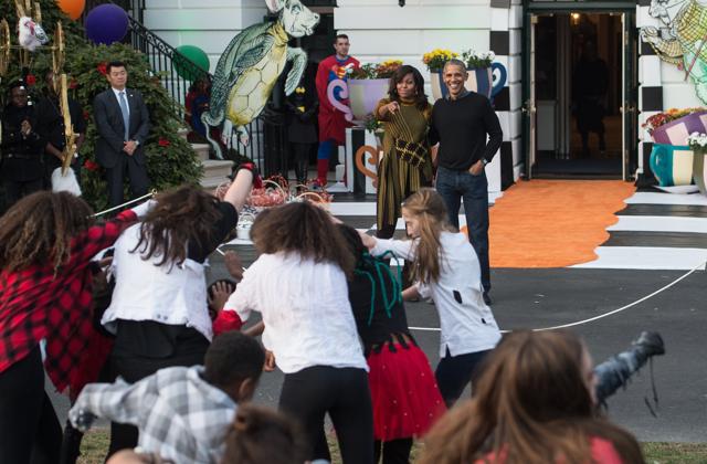 Barack and Michelle Obama watch children perform Michael Jackson'n Thriller during a Halloween event in Washington, DC. (AFP Photo) 