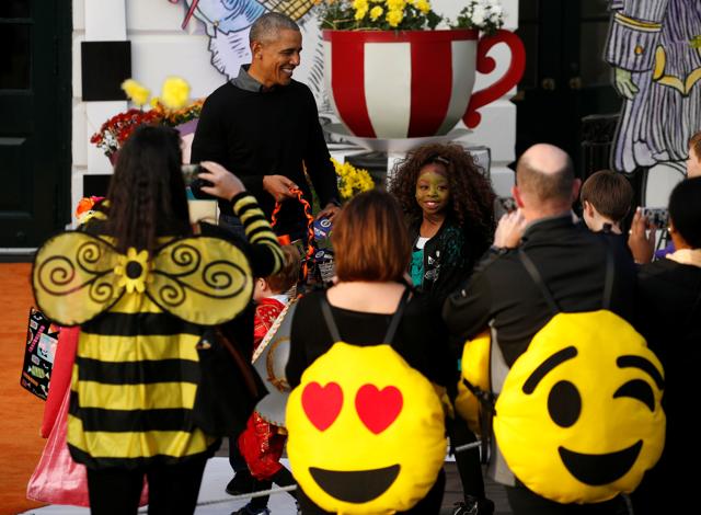 US President Barack Obama gives out Halloween treats to children. (Reuters Photo) 