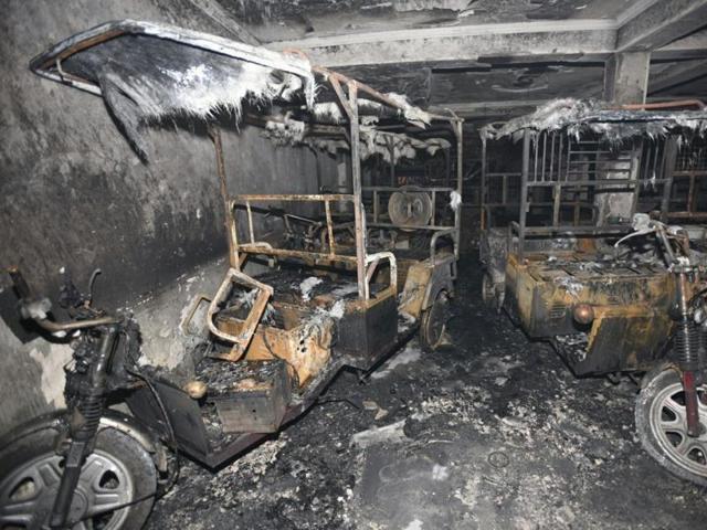 A fire broke out in a building in Mohan Park of Delhi’s Shahdara area on November 2, 2016, killing three people.(Sonu Mehta / HT Photo) A fire broke out in a building in Mohan Park of Delhi’s Shahdara area on November 2, 2016, killing three people.(Sonu Mehta / HT Photo)