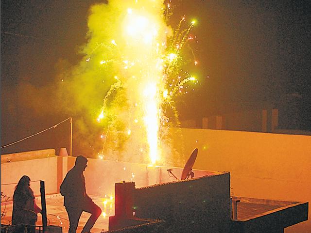 PPCB monitored air and noise pollution levels in Patiala, Ludhiana, Jalandhar, Mandi Gobindgarh and Amritsar. (HT Photo) PPCB monitored air and noise pollution levels in Patiala, Ludhiana, Jalandhar, Mandi Gobindgarh and Amritsar. (HT Photo)