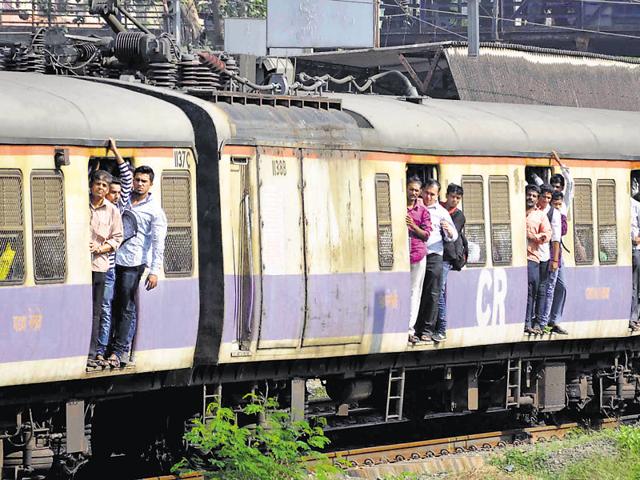 Most of these deaths were results of accidents at Kurla, Vashi, Mumbai Central, Dombivli, Andheri and Churchgate stations, among others(HT File Photo)