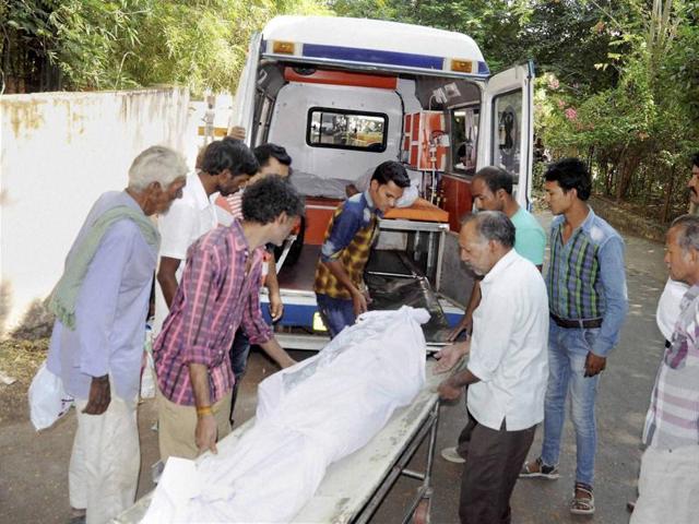 Bodies of SIMI operatives who were killed in an encounter after they escaped from Central Jail, being handed over to their relatives and family members after post-mortem in Bhopal on Tuesday.(PTI)