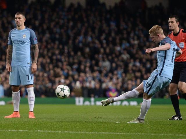 Kevin De Bruyne (2R) scores Manchester City’s second goal from a freekick. (AFP) 