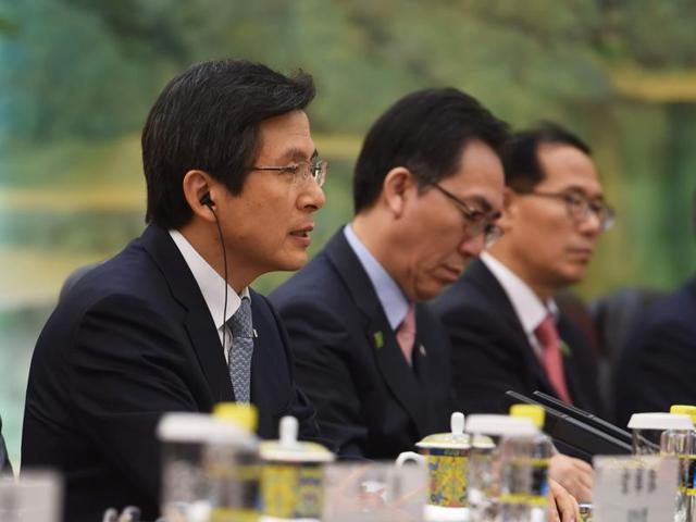 Former South Korean prime minister Hwang Kyo-ahn (L) during a meeting with China's President Xi Jinping at the Great Hall of the People in Beijing. (AFP File Photo)