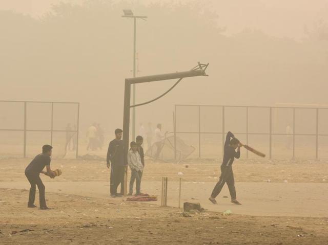 A dusty haze enveloped the capital, as air quality deteriorated sharply overnight in New Delhi, India on Wednesday, November 2, 2016. (Sonu Mehta/HT PHOTO) A dusty haze enveloped the capital, as air quality deteriorated sharply overnight in New Delhi, India on Wednesday, November 2, 2016. (Sonu Mehta/HT PHOTO)