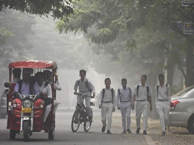 School children make their way amidst the heavy smog at Mayur Vihar in New Delhi, India, on Wednesday, November 2, 2016. (Sushil Kumar/HT PHOTO) School children make their way amidst the heavy smog at Mayur Vihar in New Delhi, India, on Wednesday, November 2, 2016. (Sushil Kumar/HT PHOTO)
