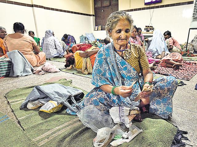 A homeless woman at a night shelter in Chandni Chowk on Wednesday. (Arun Sharma/ Hindustan Times) A homeless woman at a night shelter in Chandni Chowk on Wednesday. (Arun Sharma/ Hindustan Times)