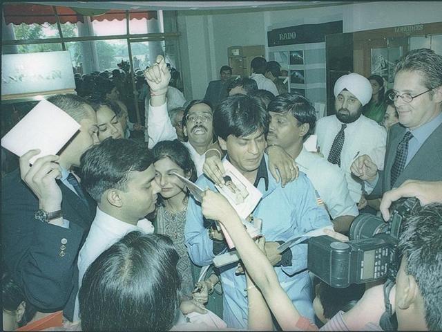 Shah Rukh Khan with his fans. (HT Archives)
