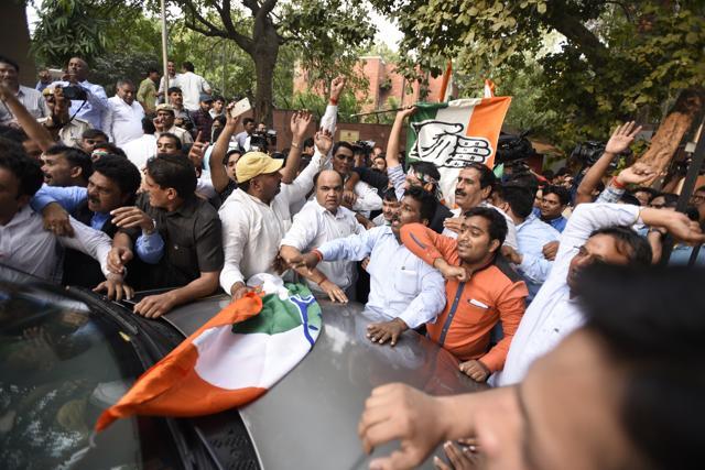 Congress workers protest Rahul Gandhi is denied entry into RML Hospital. (Sonu Mehta/HT PHOTO) Congress workers protest Rahul Gandhi is denied entry into RML Hospital. (Sonu Mehta/HT PHOTO)