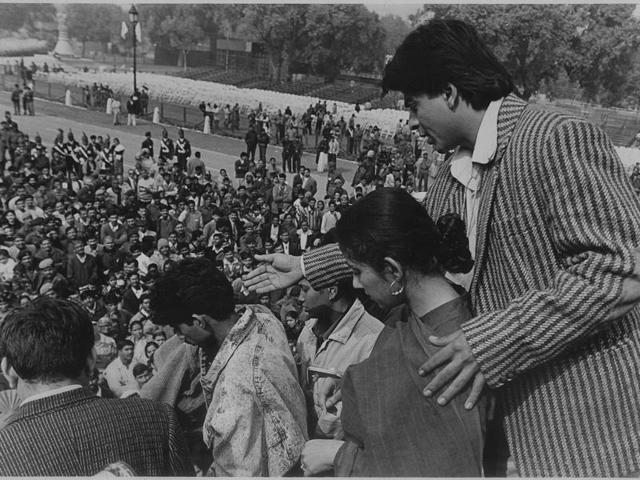 Shah Rukh Khan and Manisha Koirala requesting their fans to give way to leave the Rajpath at the end of the full day rehearsal for the Republic Day Parade in New Delhi in 1998. (HT Archives)