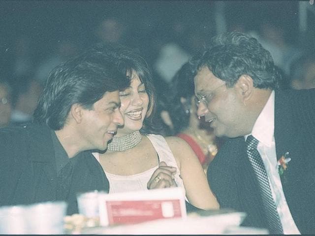 Shah Rukh Khan, Gauri and Subhash Ghai at an award function in 1998. (HT Archives)