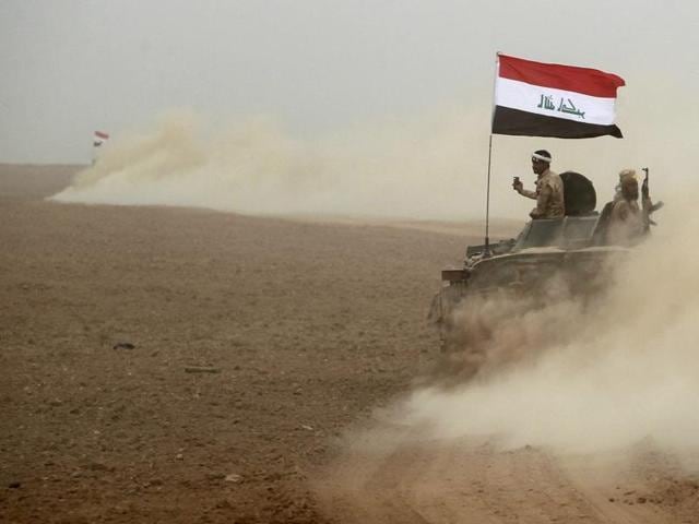 Military vehicles of Iraqi army take part in an operation against Islamic State militants in Qaraqosh, near Mosul, Iraq. (REUTERS Photo) Military vehicles of Iraqi army take part in an operation against Islamic State militants in Qaraqosh, near Mosul, Iraq. (REUTERS Photo)
